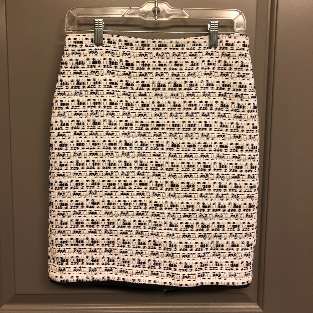 [Ann Taylor] ✨ White & Navy Woven Skirt ✨